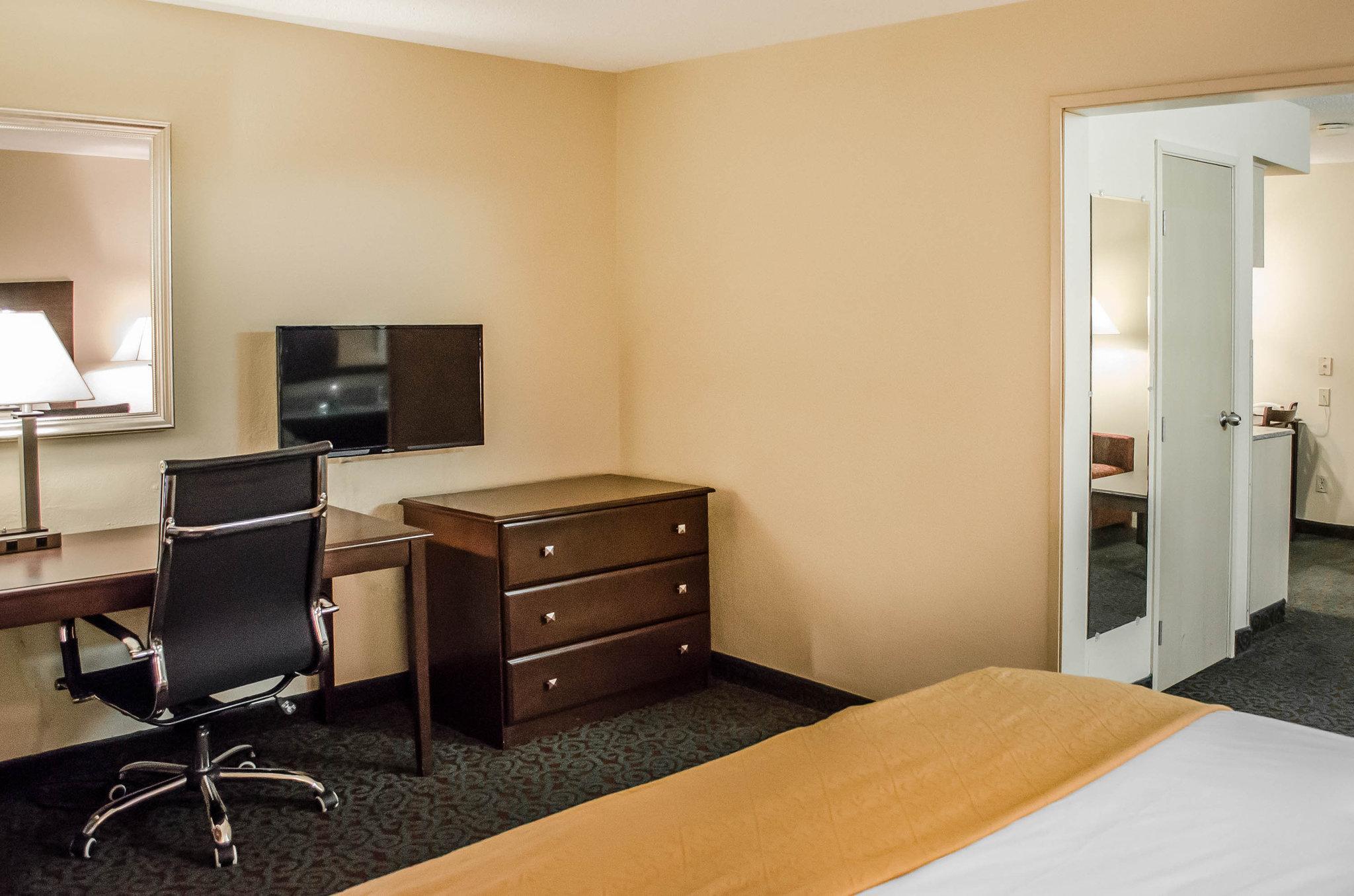 Quality Inn & Suites At Airport Blvd I-65 Mobile Buitenkant foto