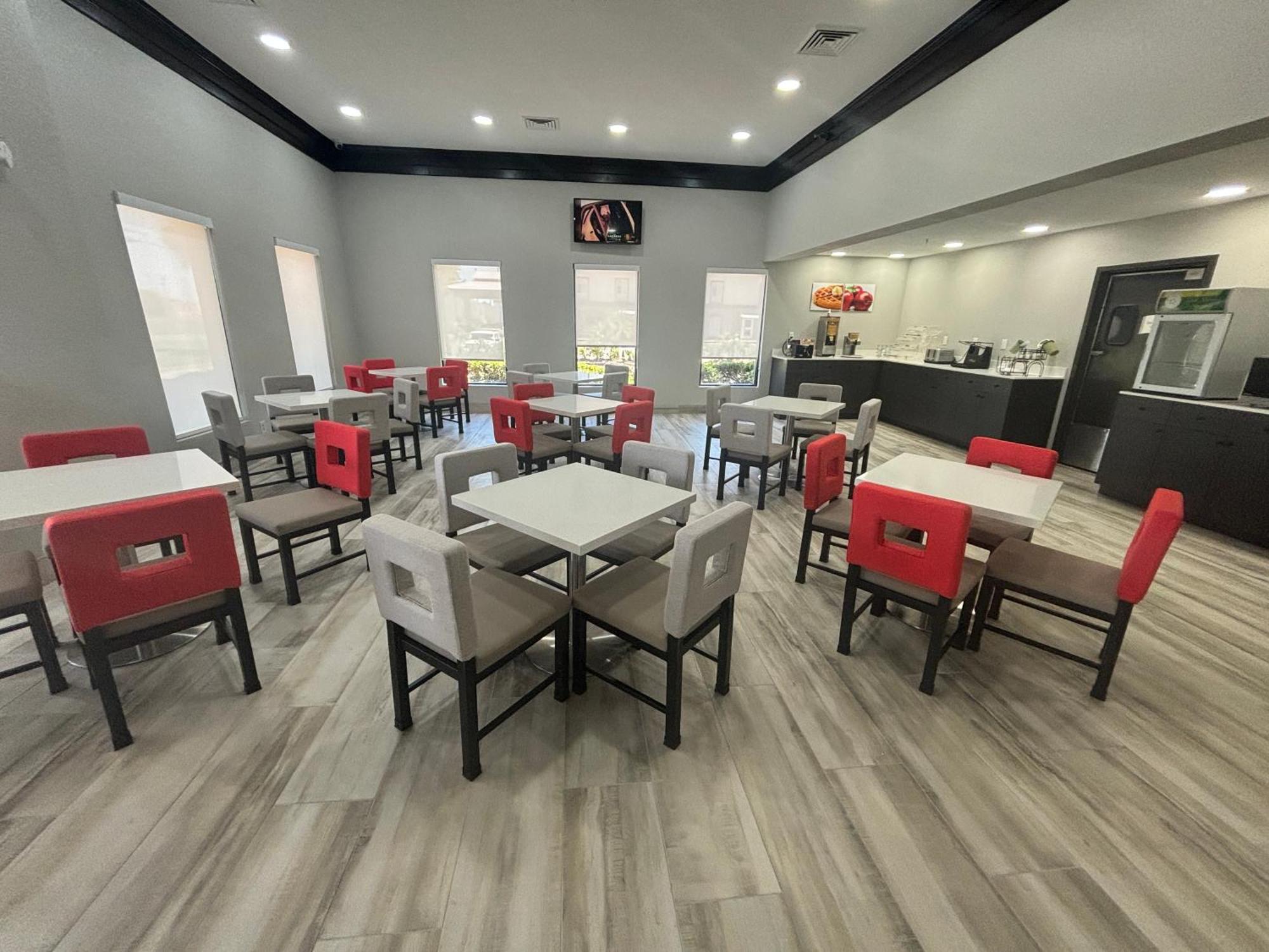 Quality Inn & Suites At Airport Blvd I-65 Mobile Buitenkant foto