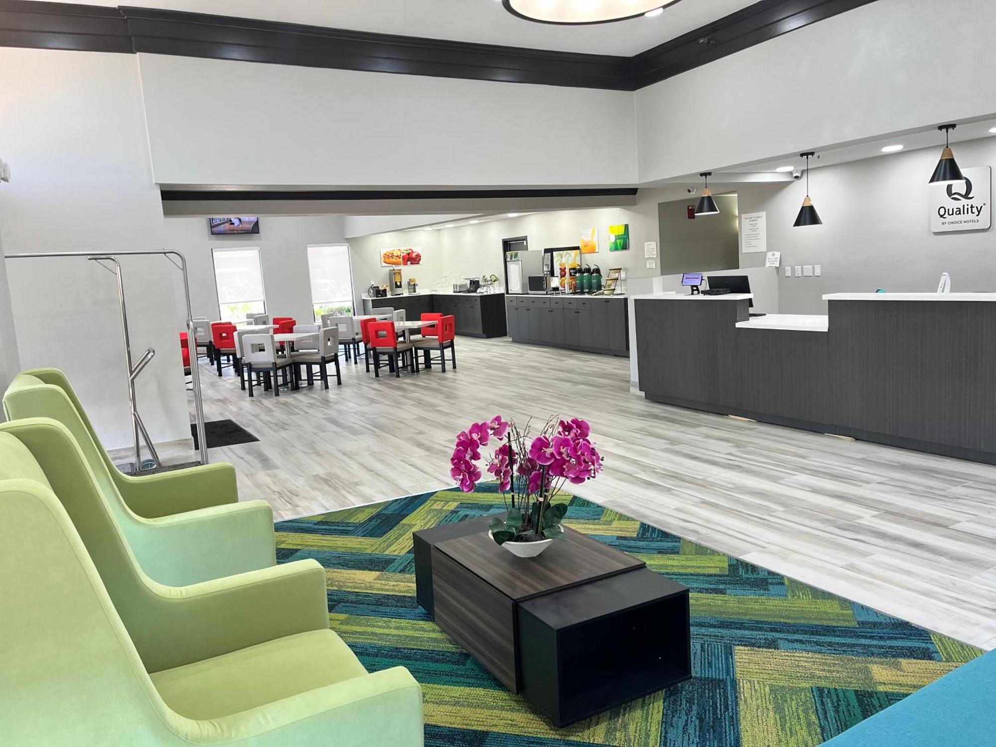 Quality Inn & Suites At Airport Blvd I-65 Mobile Buitenkant foto