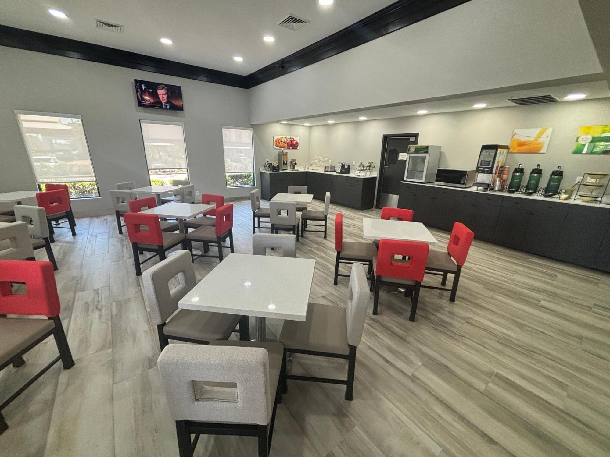 Quality Inn & Suites At Airport Blvd I-65 Mobile Buitenkant foto
