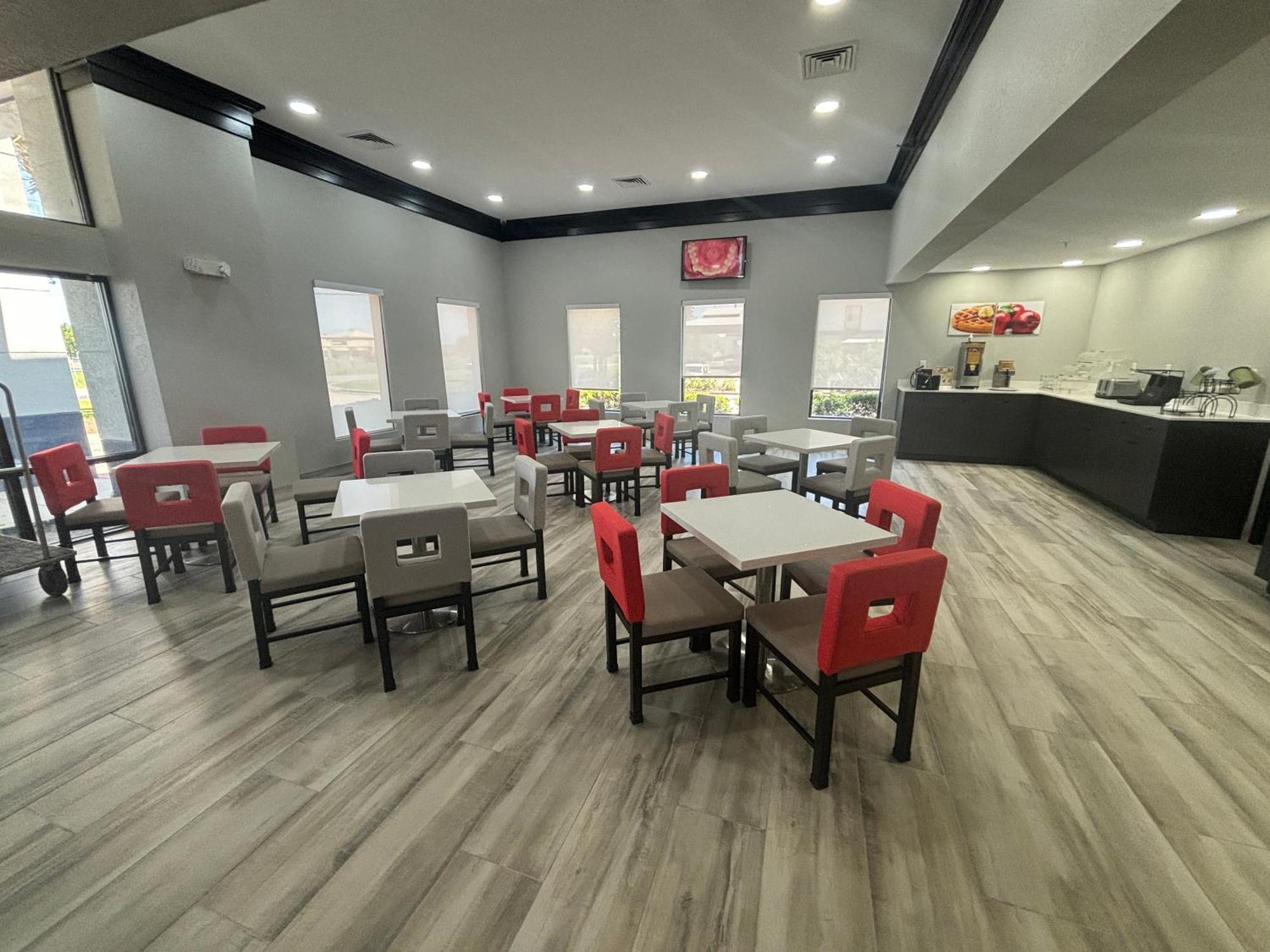 Quality Inn & Suites At Airport Blvd I-65 Mobile Buitenkant foto